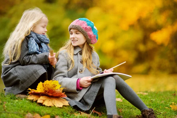 Słodkie Dziewczynki Szkicowanie Poza Piękny Jesienny Dzień Szczęśliwe Dzieci Bawiące — Zdjęcie stockowe