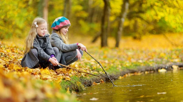 Petites Filles Mignonnes Jouant Bord Eau Sur Belle Journée Automne — Photo