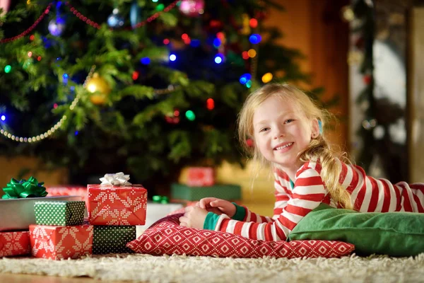 Niña Feliz Vistiendo Pijamas Navidad Jugando Junto Una Chimenea Una — Foto de Stock