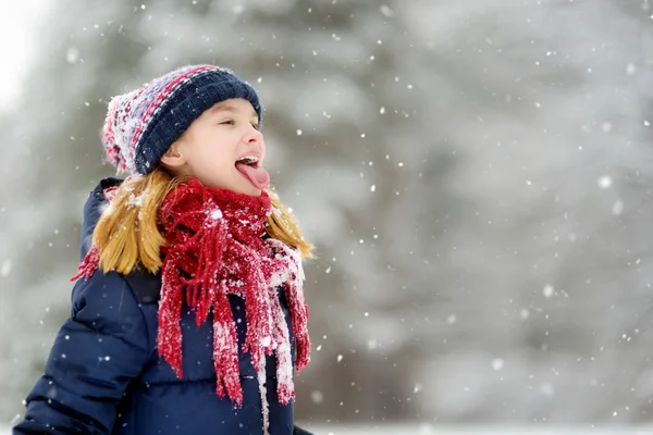 Schattig Meisje Met Haar Tong Prachtig Winter Park Sneeuwvlokken Vangen — Stockfoto