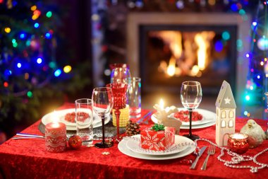 Noel partisi ya da yeni yıl kutlama evde güzel tablo ayarı. Rahat oda bir şömine ve Noel ağacı bir arka plan ile. Xmas zaman aile ve arkadaşlar ile.