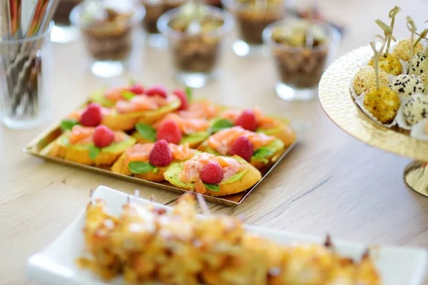 Heerlijke Zalm Framboos Mini Bruschettas Geserveerd Een Feest Bruiloft Receptie — Stockfoto