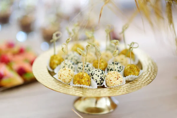 在派对或婚宴上供应新鲜美味的各种奶酪球 在活动聚会或晚宴上提供各种花哨的手指小吃 — 图库照片