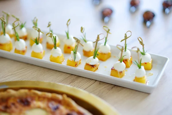 Läckra Bakad Ananas Och Mozzarella Mini Tilltugg Serveras Fest Eller — Stockfoto