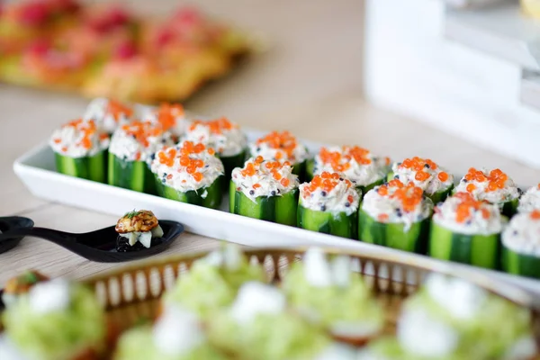 美味的黄瓜卷与鱼子酱酱服务在聚会或婚宴上 在活动聚会或晚宴上提供各种花哨的手指小吃 — 图库照片