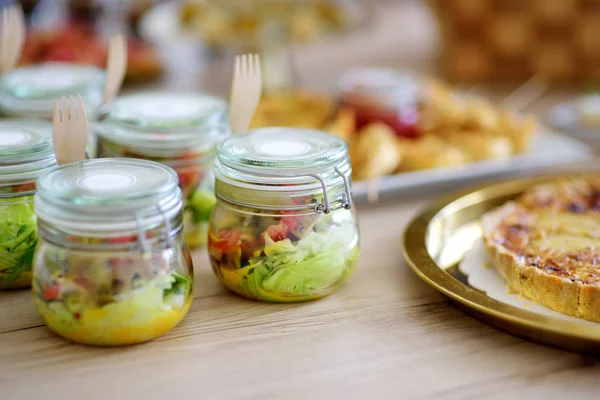 在派对或婚宴上 以迷你罐子供应新鲜美味的蔬菜沙拉 在活动聚会或晚宴上提供各种花哨的手指小吃 — 图库照片