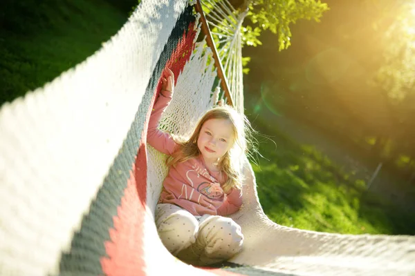 Gelukkig Klein Meisje Ontspannen Een Hangmat Mooie Zomerdag Schattig Kind — Stockfoto
