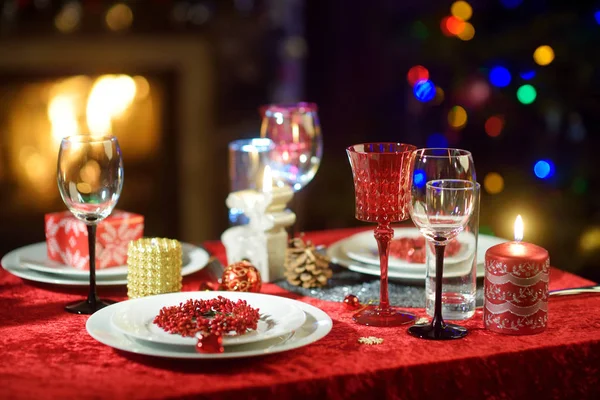 크리스마스 집에서 테이블 설정입니다 아늑한 벽난로와 배경에서 크리스마스 친구와 크리스마스 — 스톡 사진