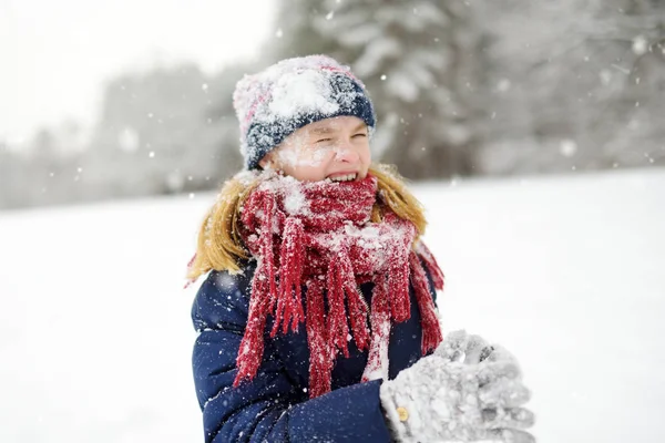 Schattig Meisje Plezier Prachtig Winter Park Schattig Kind Spelen Een — Stockfoto