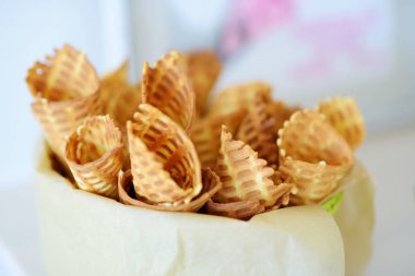 Lezzetli taze pişmiş waffle bir parti veya düğün servis. Çeşitli süslü parmak gıda snacks bir olay parti ya da akşam yemeği ile plakalar.