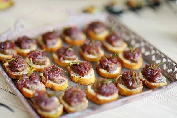 Heerlijke Tapenade Snacks Met Bieten Topping Geserveerd Een Feest Bruiloft — Stockfoto