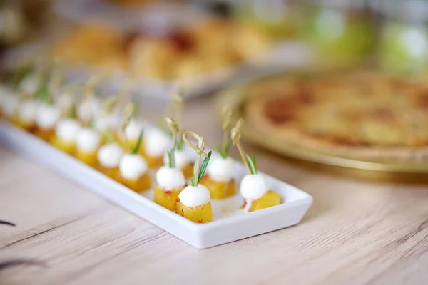Heerlijke Gebakken Ananas Mozzarella Mini Snacks Geserveerd Een Feest Bruiloft — Stockfoto