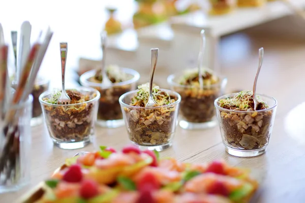 Vers Lekker Groente Varkensvlees Salade Geserveerd Mini Glazen Een Feest — Stockfoto