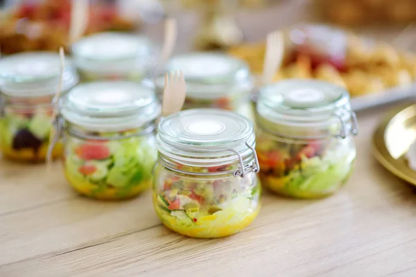 Ensalada Verduras Frescas Deliciosas Servidas Mini Frascos Una Fiesta Recepción — Foto de Stock