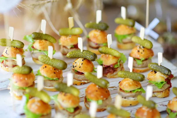 Вкусные Мини Бургеры Подаваемые Вечеринке Свадебном Приеме Тарелки Разнообразными Вкусными — стоковое фото