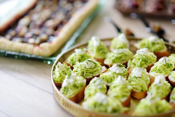 Heerlijke Courgette Munt Mini Bruschettas Geserveerd Een Feest Bruiloft Receptie — Stockfoto