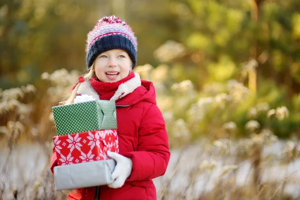 Sevimli Küçük Kız Güzel Güneşli Kış Gününde Noel Hediyeleri Yığını — Stok fotoğraf