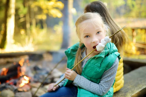 Linda Niña Asando Malvaviscos Palo Hoguera Niño Divirtiéndose Campamento Acampar — Foto de Stock