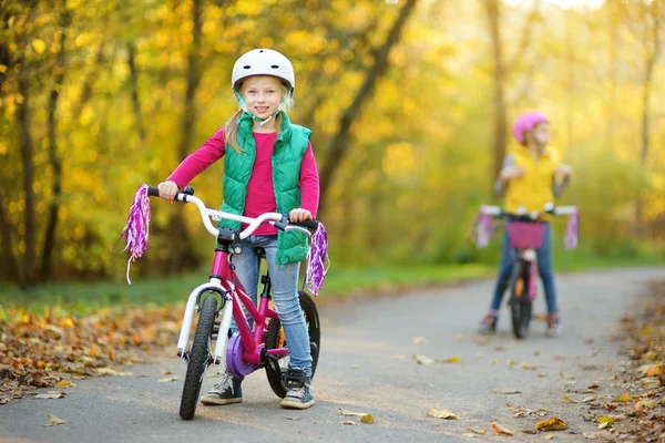 Милі Сестри Катаються Велосипедах Міському Парку Сонячний Осінній День Активне — стокове фото