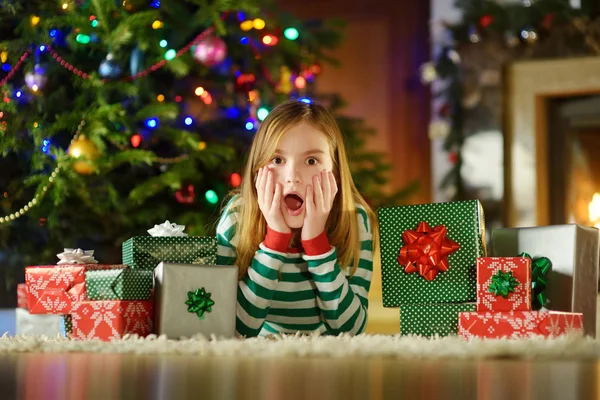 Счастливая Маленькая Девочка Рождественской Пижаме Играет Камина Уютной Темной Гостиной — стоковое фото