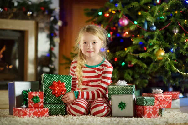 Boldog Kislány Pizsamában Karácsonyi Játék Egy Hangulatos Sötét Nappaliban Kandalló — Stock Fotó