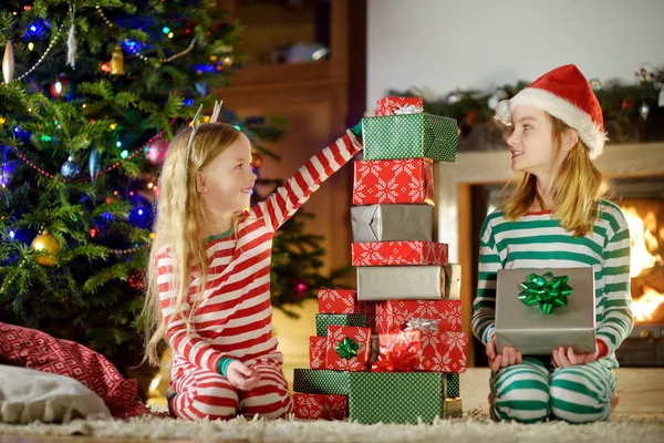 Hermanitas Felices Con Pijamas Navidad Abriendo Cajas Regalo Junto Una —  Fotos de Stock