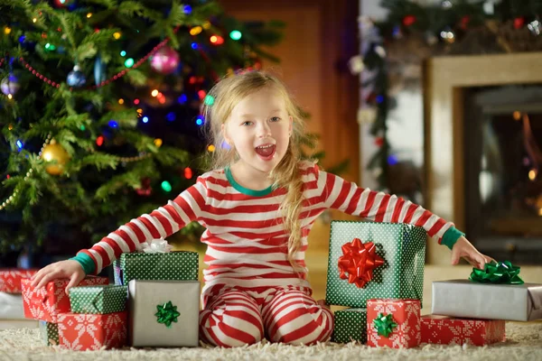 Niña Feliz Vistiendo Pijamas Navidad Jugando Junto Una Chimenea Una —  Fotos de Stock