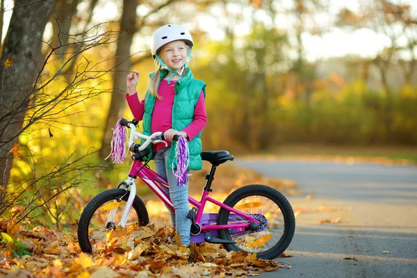Carina Bambina Bicicletta Parco Cittadino Nella Soleggiata Giornata Autunnale Tempo — Foto Stock