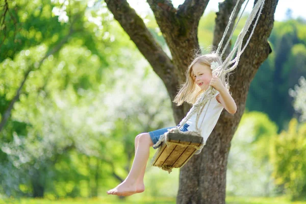 Menina Bonito Divertindo Balanço Florescer Velho Jardim Árvore Maçã Livre — Fotografia de Stock