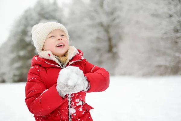 Adorable Niña Divirtiéndose Hermoso Parque Invierno Lindo Niño Jugando Una — Foto de Stock