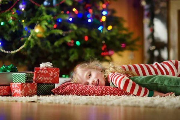 Menina Feliz Vestindo Pijama Natal Jogando Por Uma Lareira Uma — Fotografia de Stock