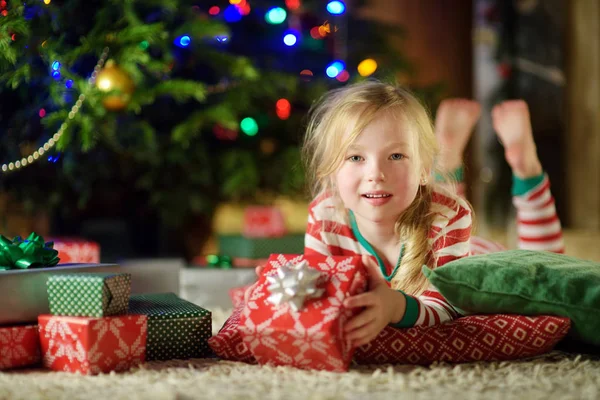 Ragazzina Felice Che Indossa Pigiami Natale Giocando Vicino Camino Accogliente — Foto Stock