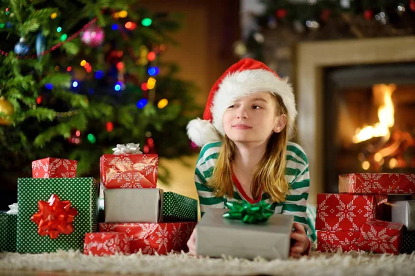 Szczęśliwa Dziewczynka Piżamie Boże Narodzenie Gra Przy Kominku Salonie Ciemny — Zdjęcie stockowe