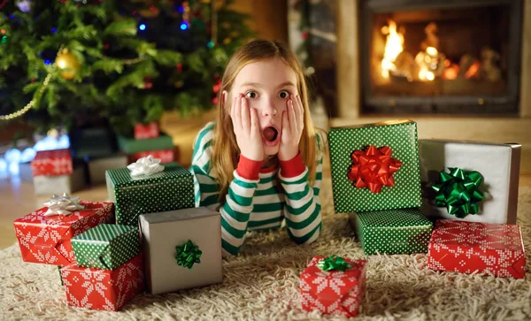 Menina Feliz Vestindo Pijama Natal Jogando Por Uma Lareira Uma — Fotografia de Stock