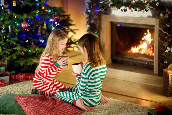 Two Cute Happy Girls Having Hot Chocolate Fireplace Cozy Dark — Stock Photo, Image