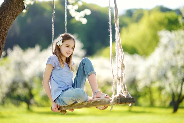 Menina Bonito Divertindo Balanço Florescer Velho Jardim Árvore Maçã Livre — Fotografia de Stock