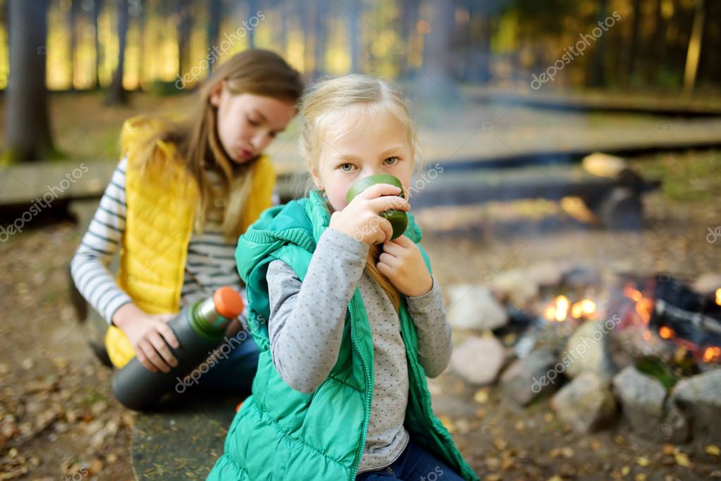 Милая Девчушка На Природе