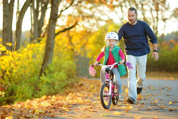 Pai Feliz Ensinar Filha Andar Bicicleta Criança Aprendendo Andar Bicicleta — Fotografia de Stock