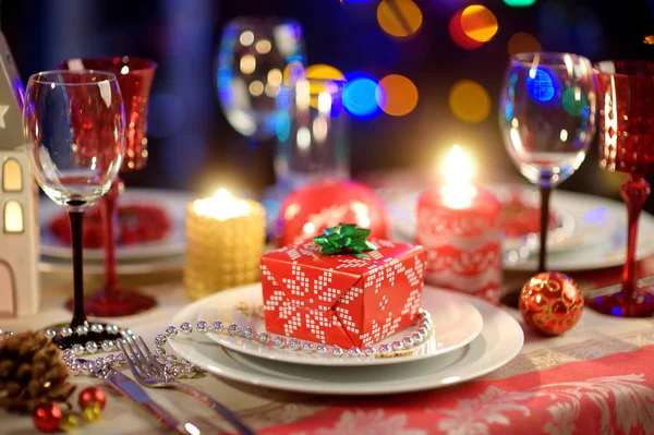 クリスマス パーティーや新年のお祝いを自宅の食卓を美しく演出します 背景のクリスマス ツリーと暖炉と居心地の良い部屋 家族や友人とクリスマスの時期 — ストック写真