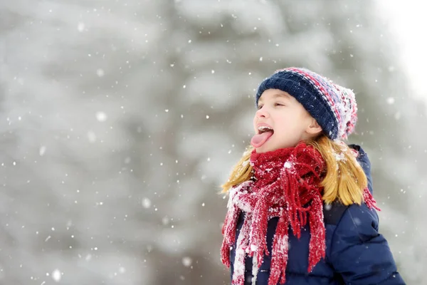 Bedårande Liten Flicka Att Fånga Snöflingorna Med Tungan Vacker Vinter — Stockfoto