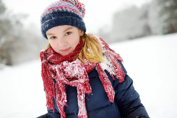 Bedårande Liten Flicka Att Kul Vacker Vinter Park Söta Barn — Stockfoto