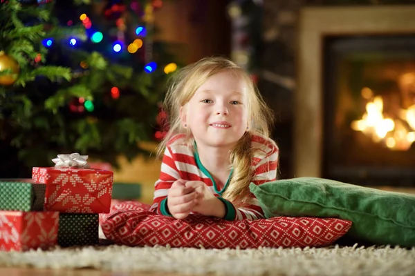 Niña Feliz Vistiendo Pijamas Navidad Jugando Junto Una Chimenea Una — Foto de Stock