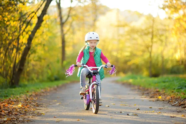 Симпатичная Маленькая Девочка Катается Велосипеде Городском Парке Солнечный Осенний День — стоковое фото