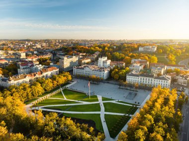 Yenilenmiş Lukiskes Meydanı, Vilnius 'un havadan görünüşü. UNESCO tarafından yazılan Vilnius Eski Kasabası 'nın günbatımı manzarası, Litvanya' nın merkezi..