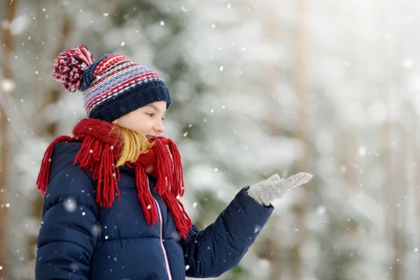 Schattig Meisje Plezier Prachtig Winter Park Schattig Kind Spelen Een — Stockfoto