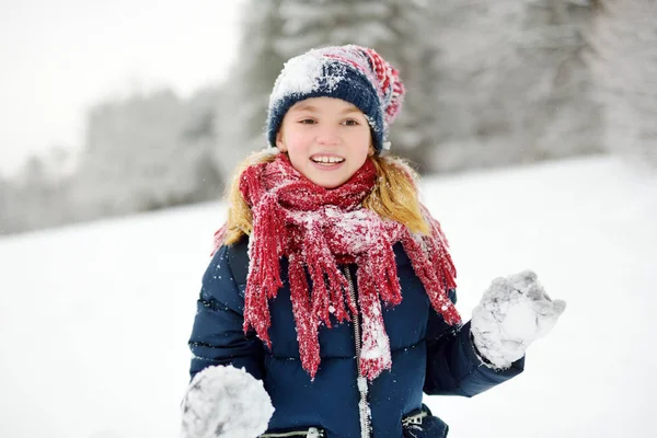 Rozkošná Holčička Bavit Winter Parku Roztomilé Dítě Hraje Sněhu Zimní — Stock fotografie