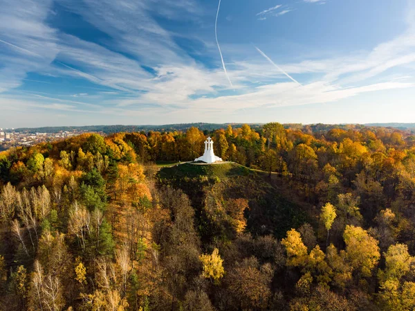 日落时俯瞰维尔纽斯古城的三十字纪念碑的空中景观 位于立陶宛卡尔奈公园的三岔山的维尔纽斯景观 — 图库照片