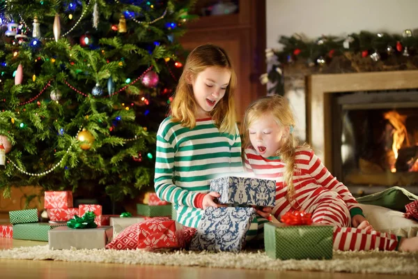 Irmãzinhas Felizes Vestindo Pijama Natal Abrindo Caixas Presente Por Uma — Fotografia de Stock