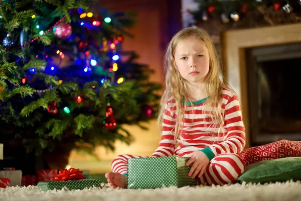 Χαριτωμένο Μικρό Κορίτσι Αισθάνεται Δυστυχισμένος Δώρα Χριστουγέννων — Φωτογραφία Αρχείου