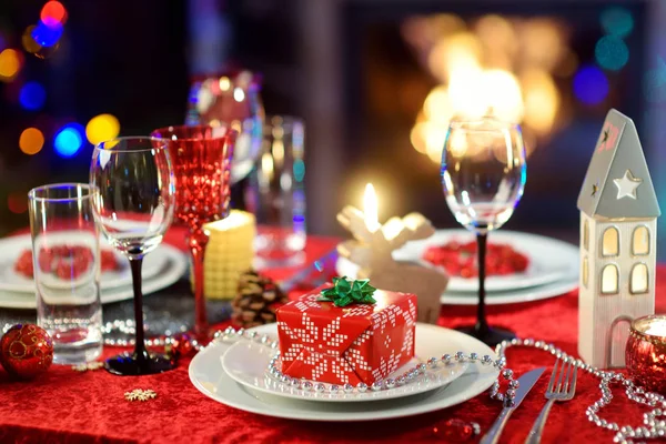 クリスマス パーティーや新年のお祝いを自宅の美しいテーブル設定 — ストック写真